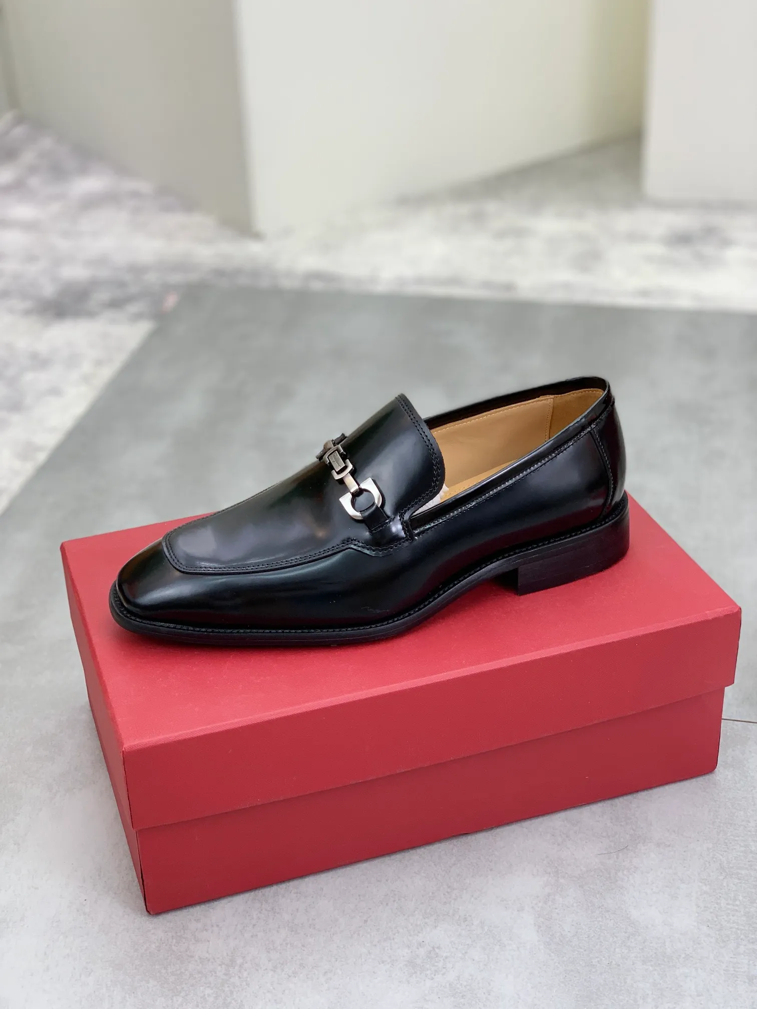 Men's Men's Shoes 💰P460💰[New Style] Water-dyed Niuli 🆘[Salvatore Ferragamo] Ferragamo's latest casual business leather shoes for men! Available at counters simultaneously! The fabric is made of specially imported original pebbled calfskin, and the lining is made of imported water-dyed cowhide. It is absolutely luxurious and leads the fashion trend. Matching code: 38-45 (46 can be customized) Black, brown and burgundy colors available